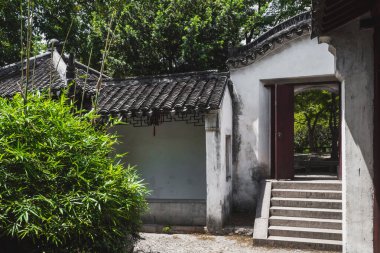 Çin 'in Suzhou kentindeki Tiger Hill' deki (Huqiu) ağaçlar arasında geleneksel Çin mimarisi
