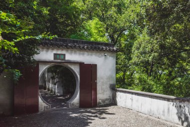 Çin 'in Suzhou şehrindeki Tiger Hill (Huqiu) geleneksel Çin dairesel girişi.