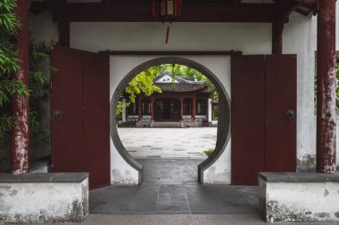 Suzhou, Jiangsu, Çin 'deki Tiger Hill' deki geleneksel Çin evine açılan dairesel kapı.