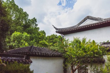 Çin 'in Suzhou kentindeki Tiger Hill' deki (Huqiu) ağaçlar arasında geleneksel Çin mimarisi