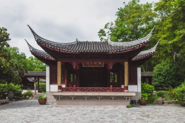 Çin 'in Suzhou kentindeki Tiger Hill' deki (Huqiu) ağaçlar arasında geleneksel Çin mimarisi