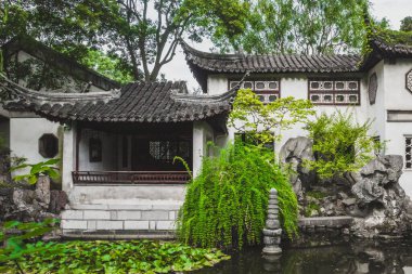 Çin 'in Jiangsu şehrinde, Suzhou' da, gölün kenarında geleneksel Çin mimarisi.