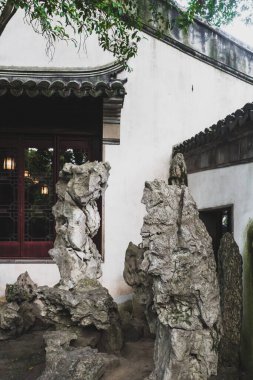 Suzhou, Jiangsu, Çin 'de bulunan... Bahçedeki Evlerin önündeki dev kayalar...