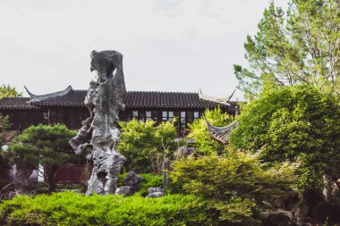 Bahçedeki dev kaya, Çin mimarisi tarafından Suzhou, Jiangsu, Çin 'deki Oyalanan Bahçe Sahne Bölgesi' nde.