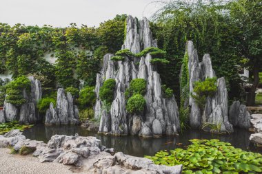 Suzhou, Jiangsu, Çin 'de göldeki dev kaya parçası.