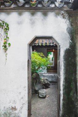 Suzhou, Jiangsu, Çin 'deki Oyalanan Bahçe Sahne Alanı' nda dar bir kapı.
