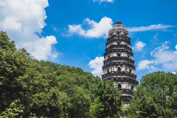 Tiger Hill Pagoda (Yunyan Tapınağı Pagoda) 'nın Suzhou, Jiangsu, Çin' deki Tiger Hill (Huqiu) ağaçlarının üzerindeki manzarası