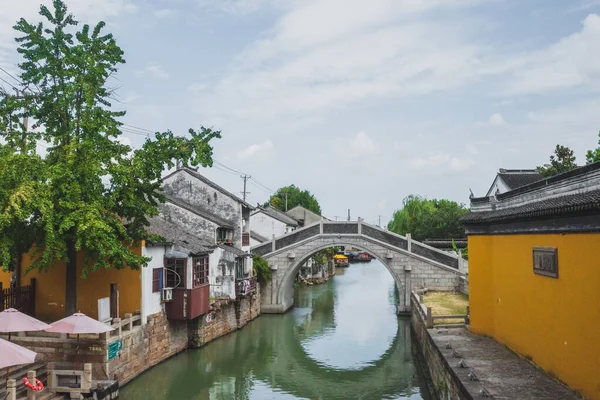 Casas Chinesas Tradicionais Ponte Sobre Rio Perto Tiger Hill Huqiu — Fotografia de Stock