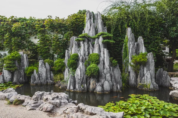 Suzhou, Jiangsu, Çin 'de göldeki dev kaya parçası.