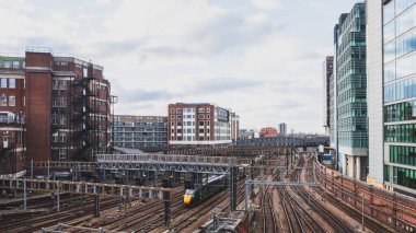 Paddington tren istasyonu yakınlarındaki tren raylarının ve Londra, İngiltere 'deki binaların görüntüsü.
