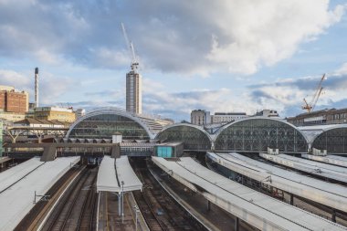 Paddington tren istasyonunun boş platformlarının ve Londra, İngiltere 'deki binaların görüntüsü