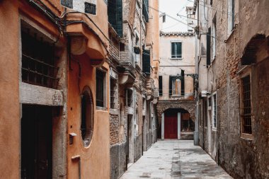 İtalya, Venedik 'teki evlerin arasında dar bir sokak.
