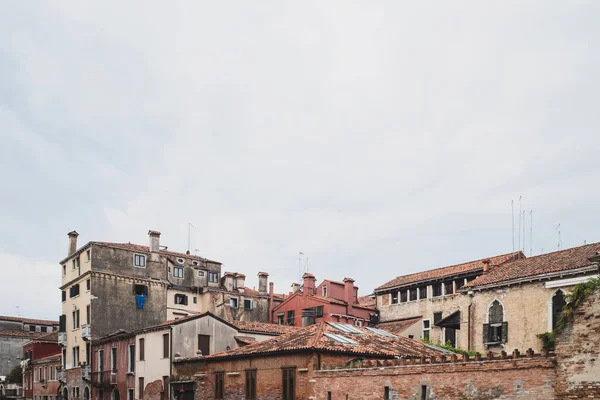 Casas Antiguas Bajo Cielo Nublado Venecia Italia — Foto de Stock