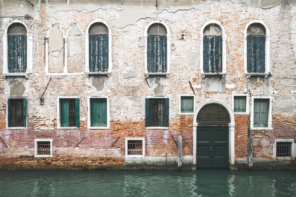 Кирпичная Стена Окнами Воротами Над Каналом Венеции Италия — стоковое фото