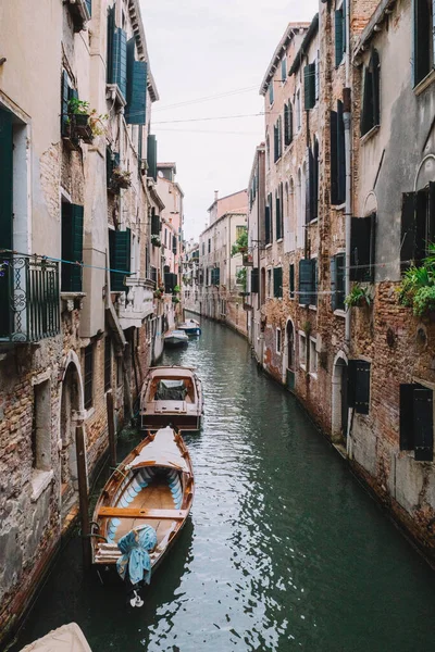 Narrow Canal Boats Old Houses Venice Italy — Stock Photo, Image