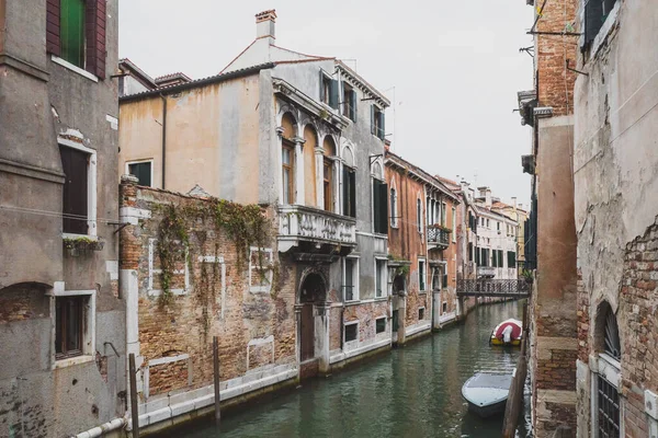 Narrow Canal Boats Old Houses Venice Italy — Stock Photo, Image