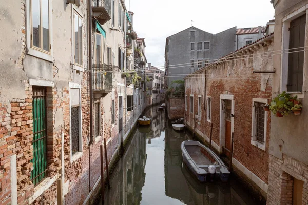 Canal Estrecho Con Barcos Entre Casas Antiguas Venecia Italia — Foto de Stock