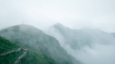 Jiangxi, Çin 'deki Wugong Dağı' nın (Wugongshan) tepesinde sisle kaplı bir dağ sırtı.