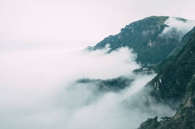 Jiangxi, Çin 'deki Wugong Dağı' nın tepesinde bulutlarla kaplı bir dağ.