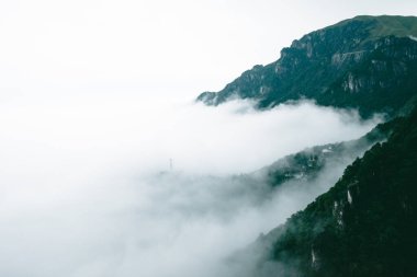 Jiangxi, Çin 'deki Wugong Dağı' nda (Wugongshan) sisle kaplı dağ sırtı ve köy.