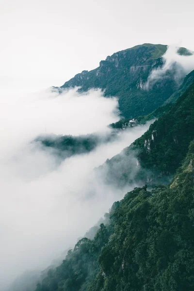 Ορεινή Κορυφογραμμή Καλυμμένη Ομίχλη Στην Κορυφή Του Βουνού Wugong Wugongshan — Φωτογραφία Αρχείου