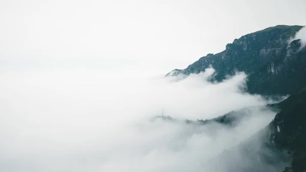 Βουνό Που Καλύπτεται Από Σύννεφα Στην Κορυφή Του Βουνού Wugong — Φωτογραφία Αρχείου