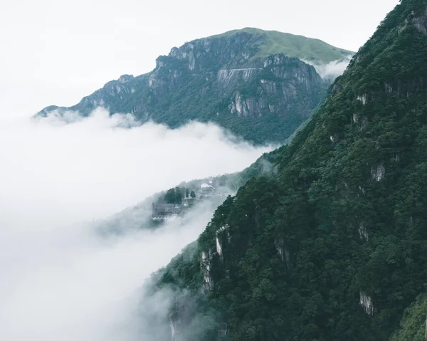 Cumes Montanha Aldeia Coberta Nevoeiro Montanha Wugong Wugongshan Jiangxi China — Fotografia de Stock