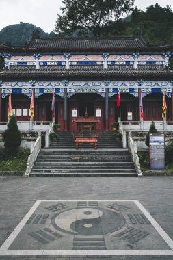 1 Eylül 2019 - Jiangxi, Çin Wugong Dağı (Wugongshan) tepesindeki Mor Polonyalı Taoist Tapınağı 'nın (Zijigong) dışı)