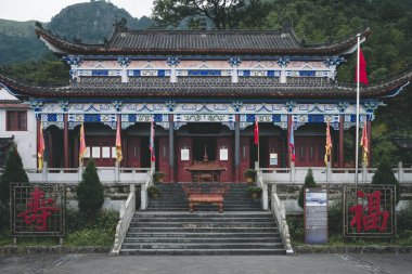 1 Eylül 2019 - Jiangxi, Çin Wugong Dağı (Wugongshan) tepesindeki Mor Polonyalı Taoist Tapınağı 'nın (Zijigong) dışı)