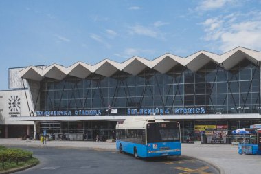 27 Temmuz 2019 - Novi Sad, Sırbistan: Ana binanın önünden geçen otobüsle Novi Sad tren istasyonunun ön görüntüsü