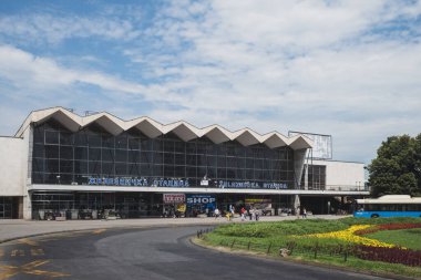 27 Temmuz 2019 - Novi Sad, Sırbistan: Ana binanın önünden geçen otobüsle Novi Sad tren istasyonunun ön görüntüsü