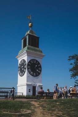 27 Temmuz 2019 - Novi Sad, Sırbistan: Petrovaradin kalesindeki saat kulesindeki turistler