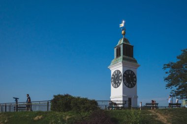 27 Temmuz 2019 - Novi Sad, Sırbistan: Petrovaradin kalesindeki saat kulesindeki turistler