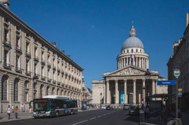 Paris, Fransa - 2 Temmuz 2019: Pantheon 'un önündeki caddede arabalar ve otobüsler