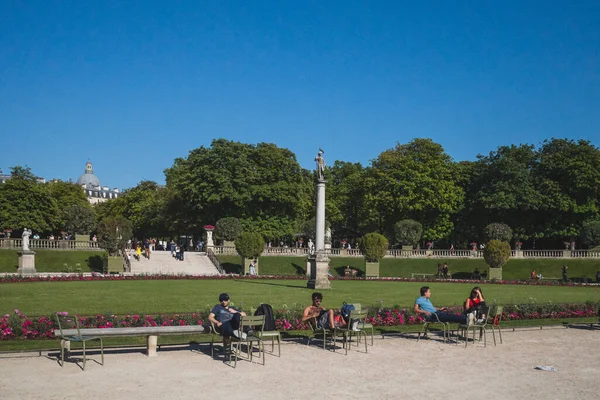 Παρίσι Γαλλία Ιουλίου 2019 Άνθρωποι Απολαμβάνουν Ένα Ηλιόλουστο Απόγευμα Στους — Φωτογραφία Αρχείου