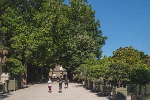 Paříž Francie Července 2019 Lidé Běhají Pod Stromy Lucembursku Zahrady — Stock fotografie