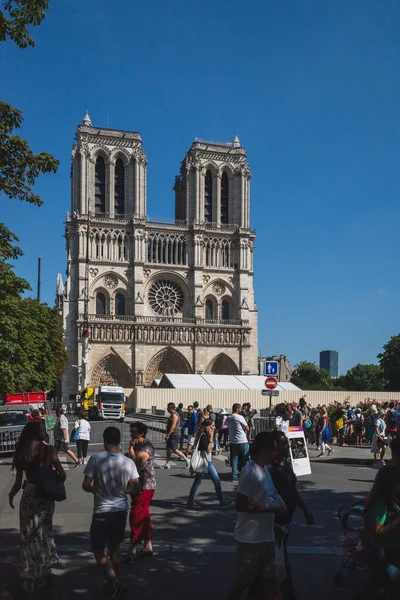 París Francia Julio 2019 Personas Caminando Frente Catedral Notre Dame — Foto de Stock