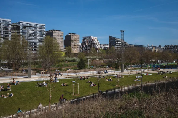 Paříž Francie Března 2021 Místní Obyvatelé Užívají Slunečného Odpoledne Venku — Stock fotografie
