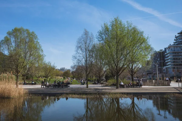 Paris Frankreich März 2021 Einheimische Genießen Einen Sonnigen Nachmittag Martin — Stockfoto