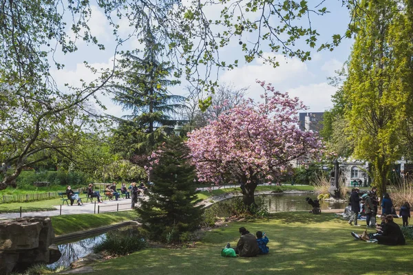 フランス 4月2021 第3回全国Covidロックダウン中に17地区のBatignolles Parkでピクニックをしている地元の人々 — ストック写真