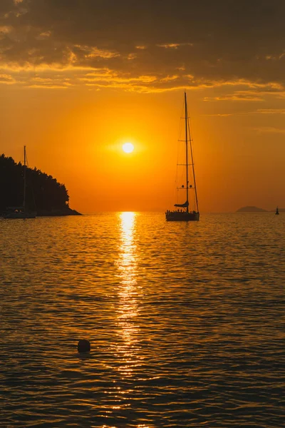 Sonnenuntergang Über Der Adria Mit Silhouetten Von Inseln Und Booten — Stockfoto