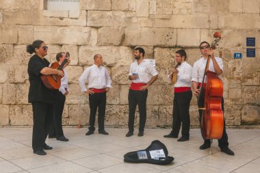 Split, Hırvatistan - 11 Ağustos 2015: Diocletian Palace 'da sokak sanatçıları sahne alıyor