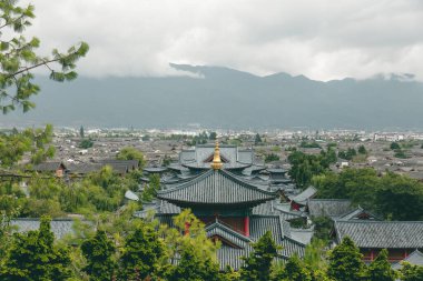 Eski Lijiang, Yunnan, Çin 'deki dağ manzaralı geleneksel arşiv manzarası