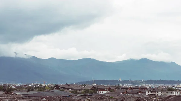 Hegyvidéki Táj Felhős Alatt Lijiang Óvárosa Felett Yunan Kína — Stock Fotó