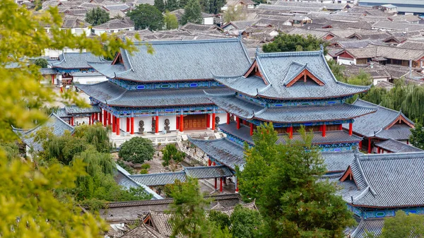 Çin 'in Lijiang şehrindeki Mufu Sarayı' nın havadan görünüşü.
