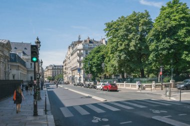 Paris, Fransa - 23 Haziran 2019: Saint-Martin sokağının manzarası