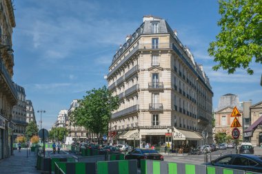 Paris, Fransa - 23 Haziran 2019: Arts et Metiers ilçesinde otomobil ve kafe kavşağı manzarası