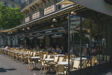 Paris, Fransa - 23 Haziran 2019: İnsanlar Arts et Metiers ilçesindeki bir restoranın terasında yemek yiyor