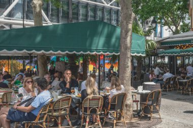 Paris, Fransa - 23 Haziran 2019: İnsanlar Pompidou Merkezi yakınlarındaki bir restoranın terasında yemek yiyor