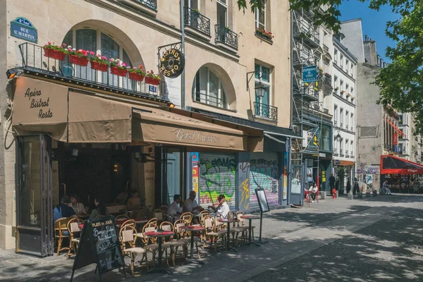 Paříž Francie Června 2019 Lidé Stolují Terase Restaurace Blízkosti Centra — Stock fotografie